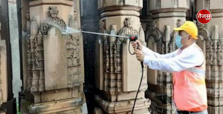 मंदिर निर्माण के लिए तराशे गए पत्थरों की सफाई का काम प्रगति पर है