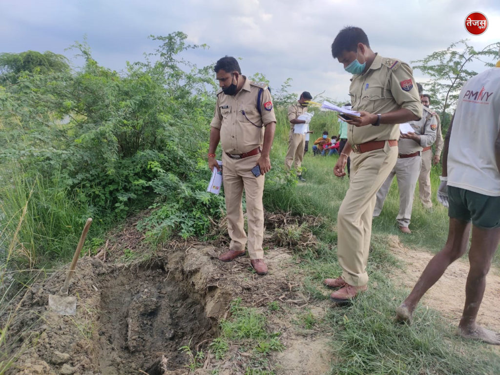 पुलिस ने महिला व उसके बेटे तथा दो अन्य को गिरफ्तार कर गड्ढे से क्षत-विक्षत शव बरामद किया