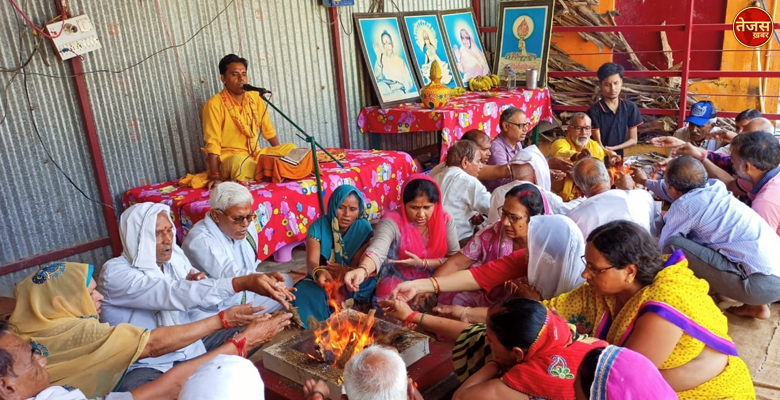 गायत्री शक्तिपीठ पर दिया जा रहा एक्यूप्रेशर व योगा का प्रशिक्षण