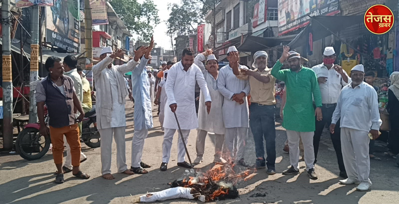 इटावा में देर रात तक कांग्रेसियों का धरना प्रदर्शन