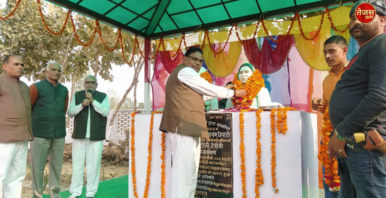 स्वतंत्रता संग्राम सेनानी  गुरु नारायण त्रिपाठी व उनकी सह धमिणी बिटोली देवी  की प्रतिमाओं का अनावरण