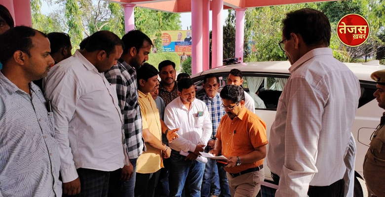 शिक्षा विभाग में भ्रष्टाचार को लेकर यूटा ने डीएम कार्यालय पर किया प्रदर्शन