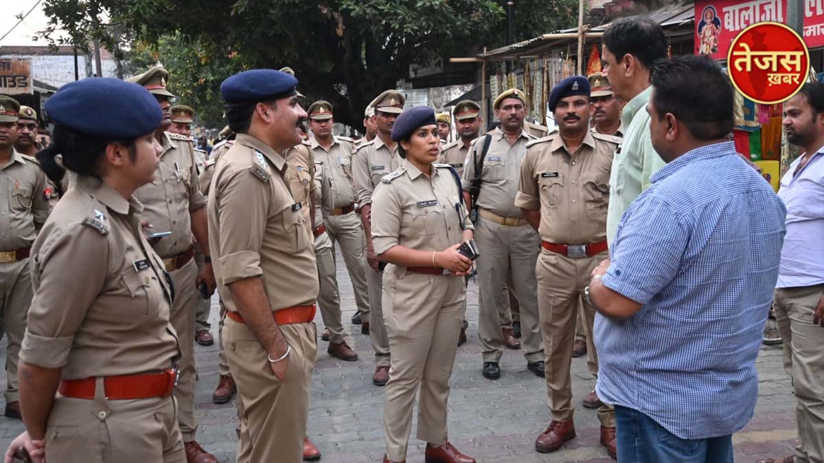 औरैया में नवागत पुलिस अधीक्षक ने  पैदल  गस्त कर लिया सुरक्षा व्यवस्था का जायजा , लोगों से किया संवाद