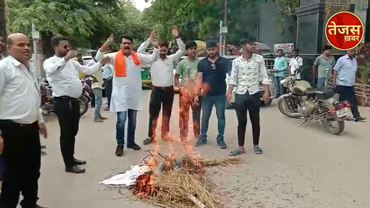 उदयपुर की घटना के विरोध में फूंका पुतला 