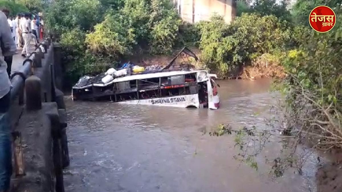 यात्रियों से भरी बस नर्मदा नदी में गिरी, बड़े हादसे की आशंका