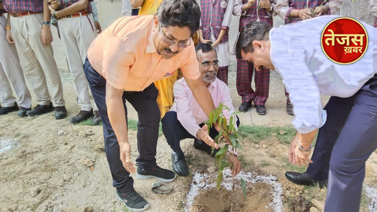 डीएम, एसपी समेत अन्य अधिकारियों ने किया वृहद वृक्षारोपण