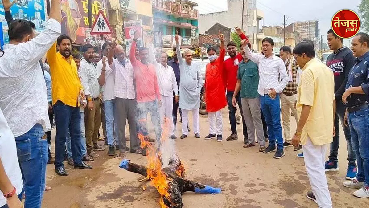 सोनिया से पूछताछ के विरोध में कांग्रेस ने केंद्र सरकार का फूंका पुतला