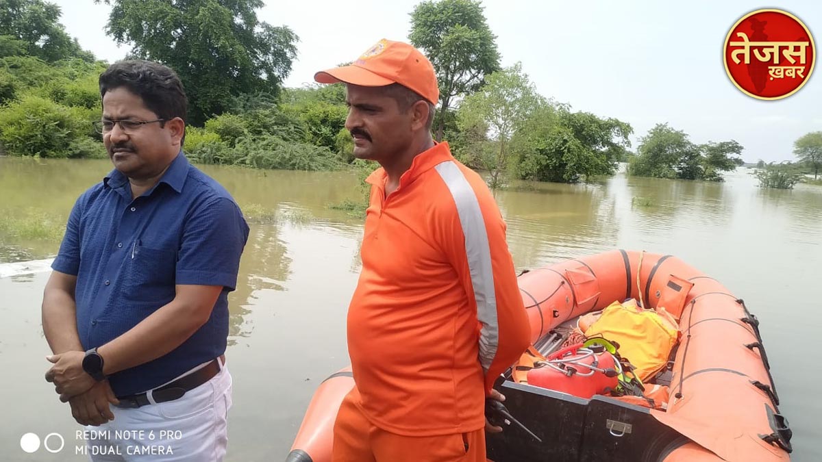 जिलाधिकारी  ने बाढ़  प्रभावित क्षेत्रों का किया दौरा  