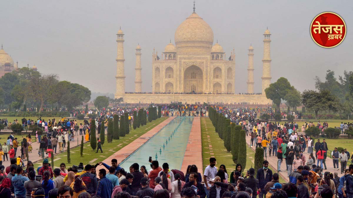 मुफ्त में ताजमहल का दीदार करने वालों को मिल रहीं लाठियां