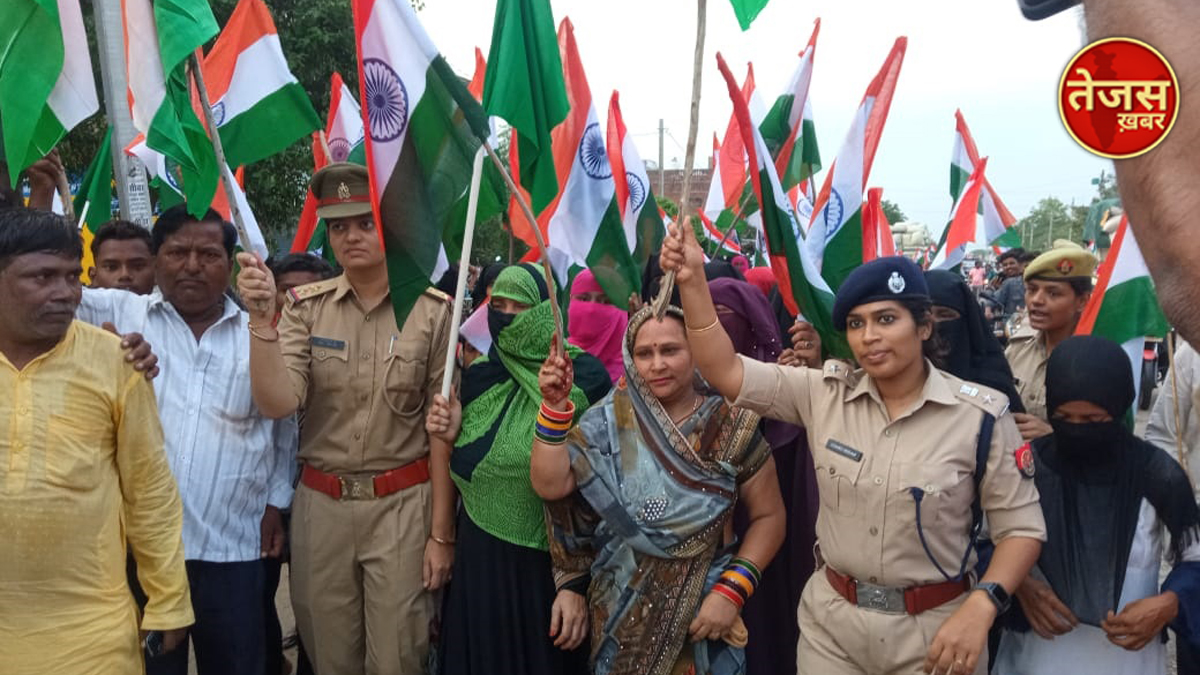 आजादी के अमृत महोत्सव के तहत मुस्लिम महिलाओं ने एसपी के नेतृत्व में  निकाली तिरंगा यात्रा