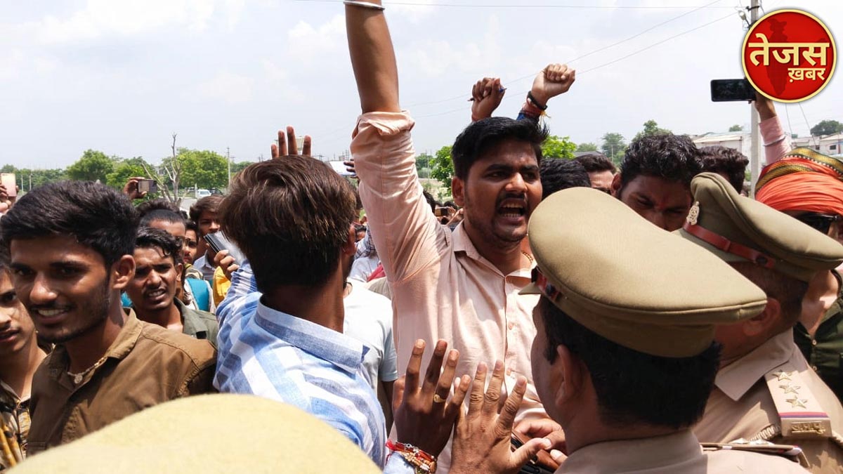 बीएससी द्वितीय व तृतीय वर्ष के परीक्षार्थियों का मुख्यालय पर हंगामा 