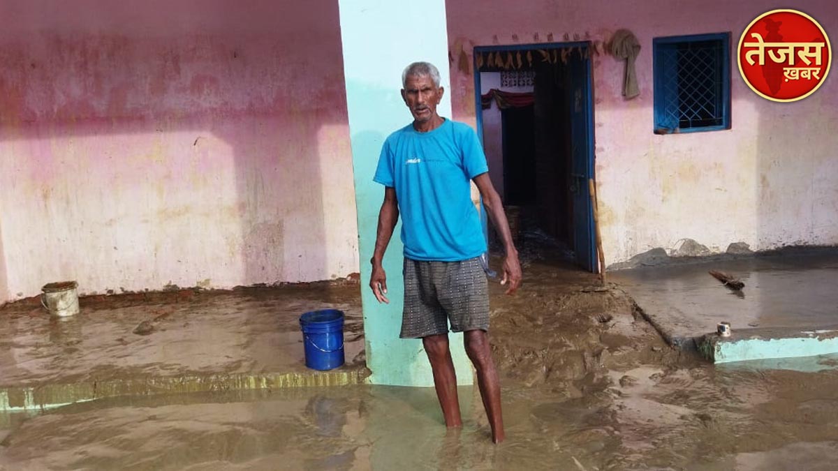 यमुना का जलस्तर घटा, कीचड़ ने बढ़ाई मुसीबतें