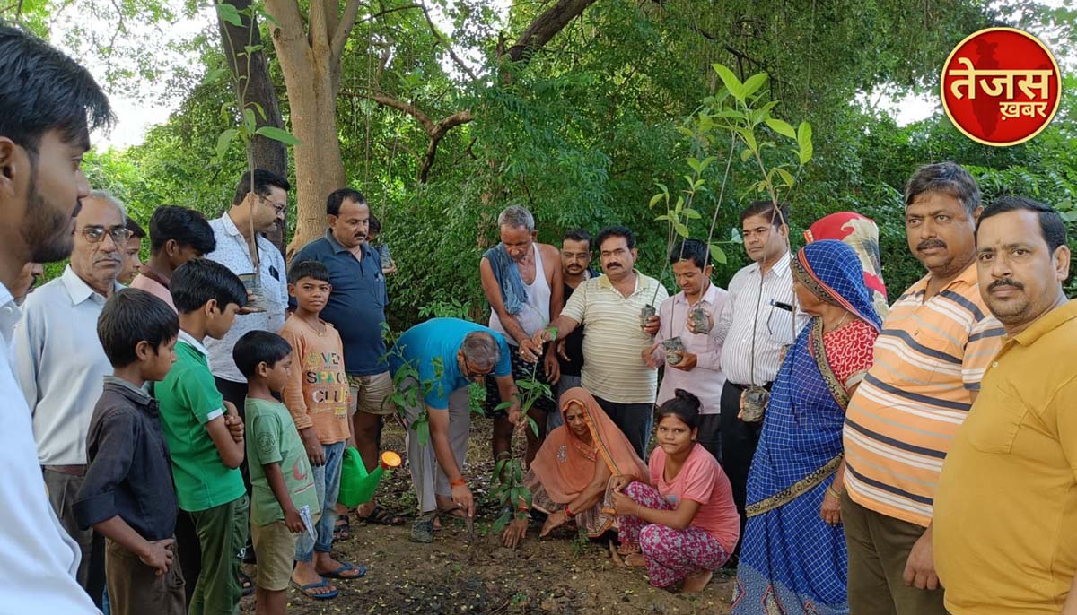 संकट मोचन मंदिर में विचित्र पहल ने किया पौधारोपण   