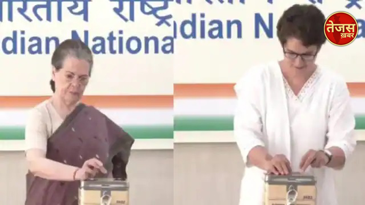 सोनिया, मनमोहन, राहुल, प्रियंका ने किया कांग्रेस अध्यक्ष पद के लिए मतदान