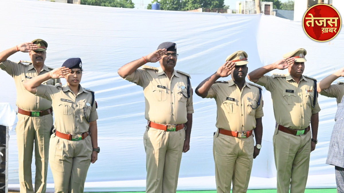 पुष्प चक्र अर्पित कर  शहीद पुलिस कर्मीयों को एसपी ने भावभीनी श्रद्धान्जलि अर्पित कर सलामी दी