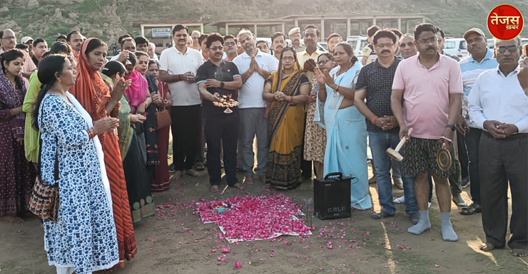 जिलाधिकारी का ट्रांसफर होने व विदाई से पूर्व सफाई अभियान में सहभागिता के उपरांत यमुना मैया की आरती उतारी