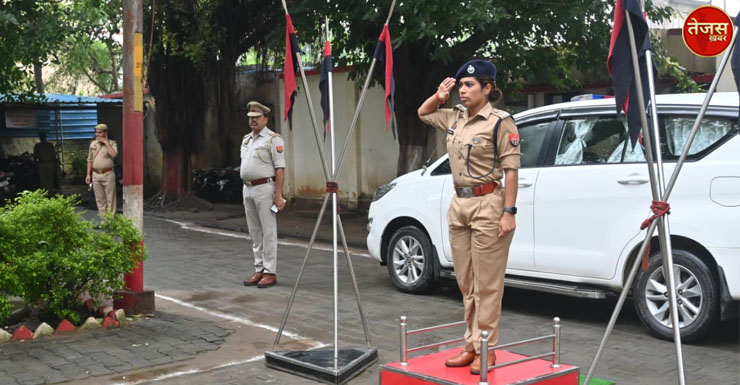 एसपी ने पुलिस लाइन में हुए परेड की सलामी लेकर किया निरीक्षण