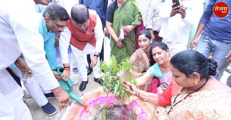 नगर विकास राज्यमंत्री ने इंदिरा नगर के पार्क में किया पौधारोपण,चेयरमैन के पहल की सराहना की