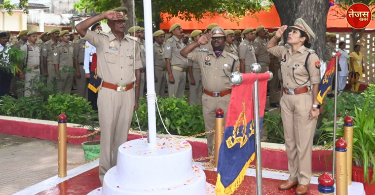 अल्पसंख्यक कल्याण विभाग के राज्यमंत्री ने सदर ब्लाक में ,डीएम ने जिला मुख्यालय ,एसपी ने पुलिस लाइन में स्वतंत्रता दिवस पर फहराया झंडा