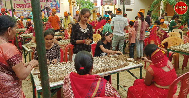 गायत्री शक्तिपीठ उमरी में रुद्राभिषेक कार्यकम व पार्थिव शिवलिंग निर्माण जारी