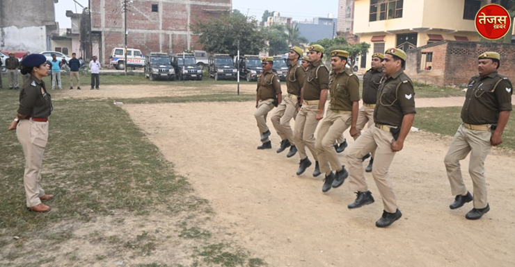 पुलिस अधीक्षक ने परेड की सलामी के बाद किया निरीक्षण