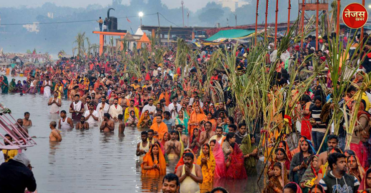 प्रदेश में छठ पूजा की धूम, महिलाओं ने अस्ताचलगामी सूर्य को दिया पहला अर्घ्य