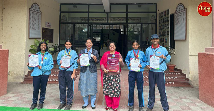 वरिष्ठ पत्रकार मनोज दुबे की पुत्री अंशिका को नई दिल्ली में आयोजित हुई भाषण कला में उत्कृष्ट प्रदर्शन करने पर मिला पुरस्कार