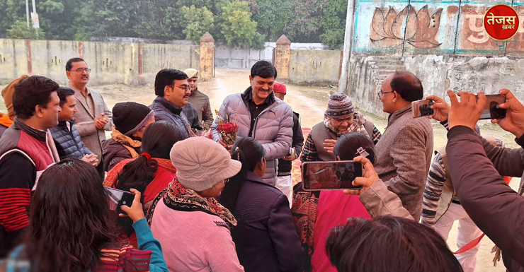 जिले की ग्राम चौपाल में स्वयं सहायता समूहों ने निर्मित उत्पादों के स्टॉल लगाकर लगाई प्रदर्शनी