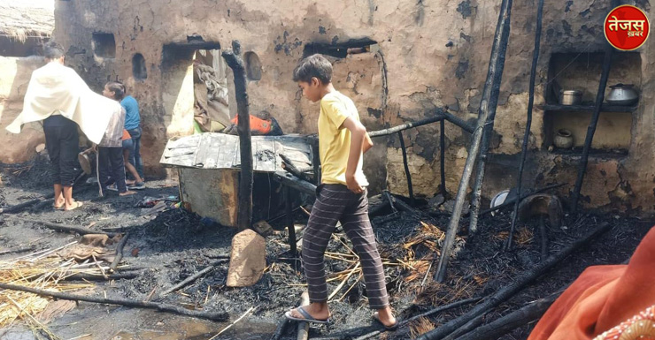 गैस सिलेंडर से लगी आग में नगदी व गृहस्थी का सामान जलकर राख