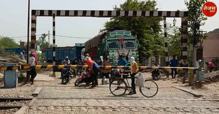 कंचौसी रेलवे क्रॉसिंग बंद रहने से 10 घंटे तक जाम में फसे रहे राहगीर