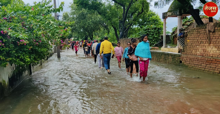 एटा में नहर कटने से गांव हुआ जलमग्न,नहीं जले चूल्हे